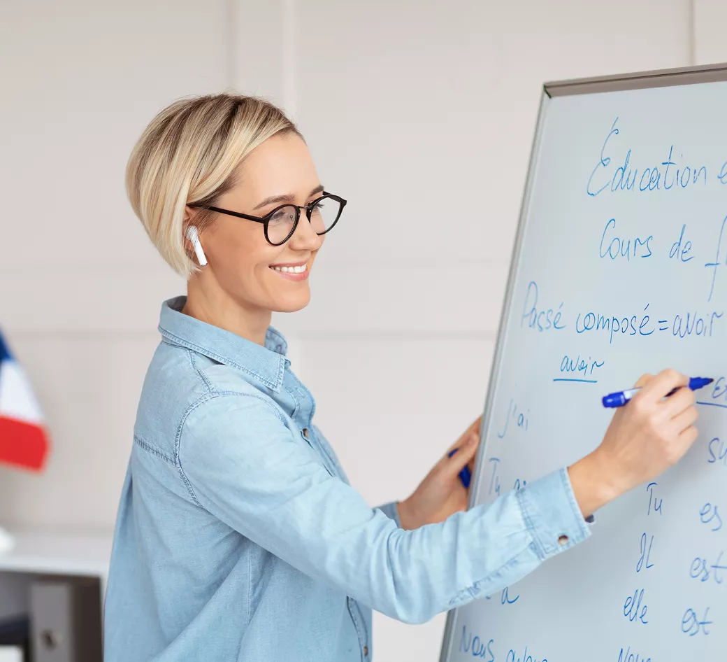 profesora frances sonriente